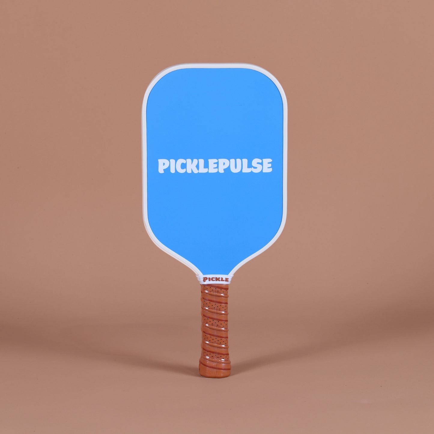 High-performance Picklepulse Checkmate paddle featuring textured T700 carbon fibre and thick polypropylene core